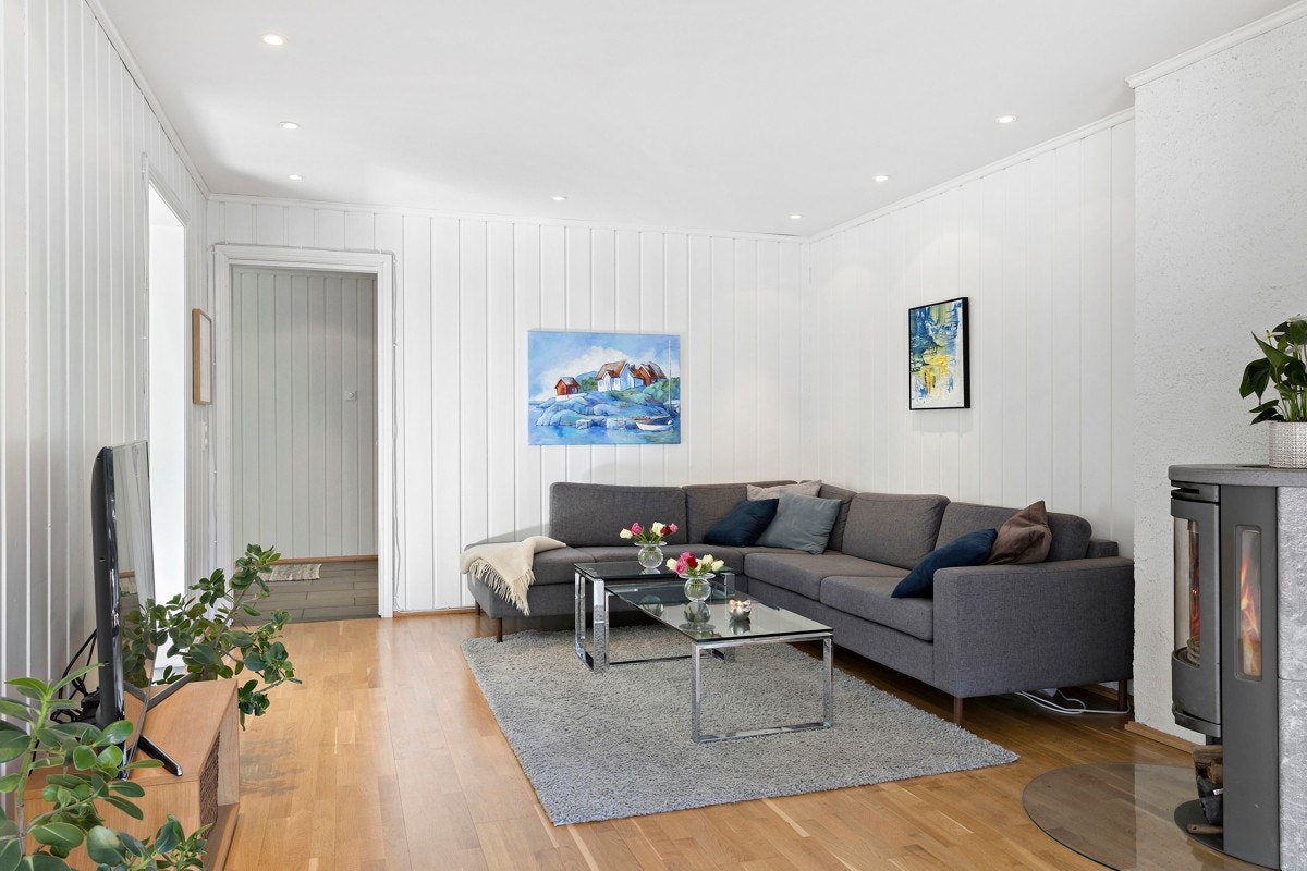 Stor stue med mange innredningsmuligheter som kan dekke ulike behov i en familie. Galleribilde