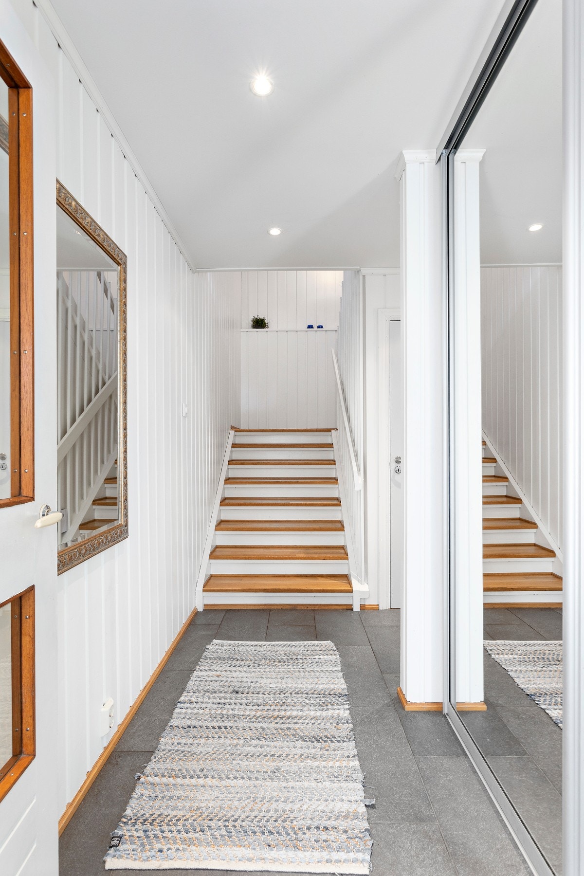 Entré med romslig skyvedørsgarderobe/trapp opp til 2. etg. Galleribilde
