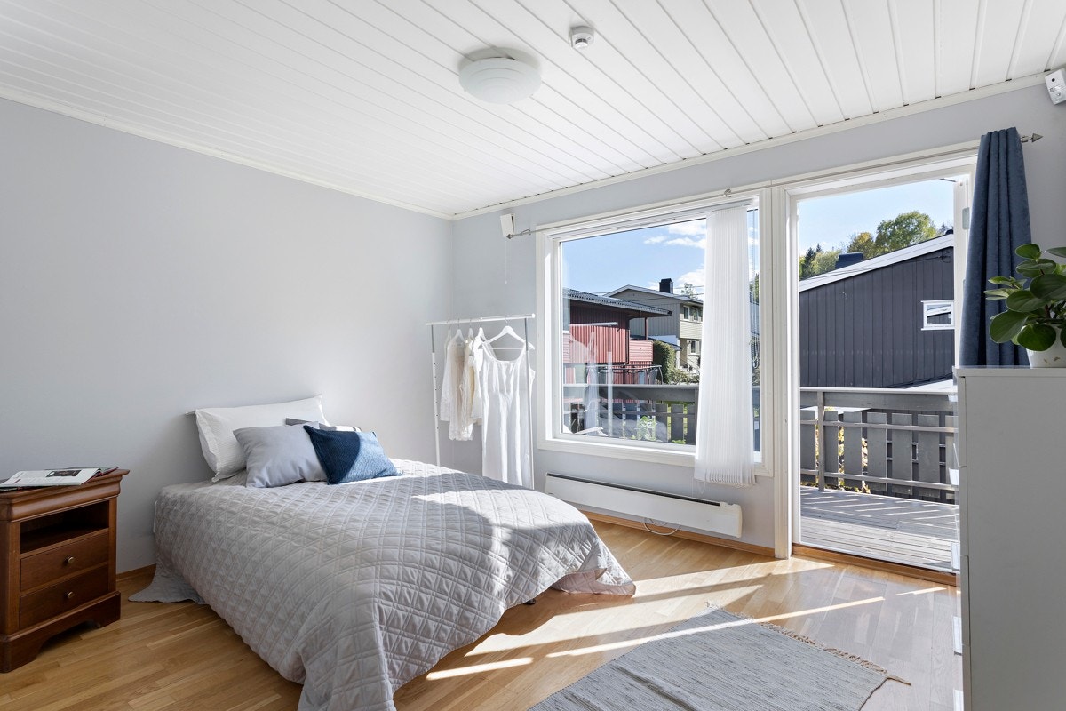Soverom 2 - Stort og innholdsrikt rom med god plass til skyvedørsgarderobe og stor seng. Utgang til veranda. Galleribilde