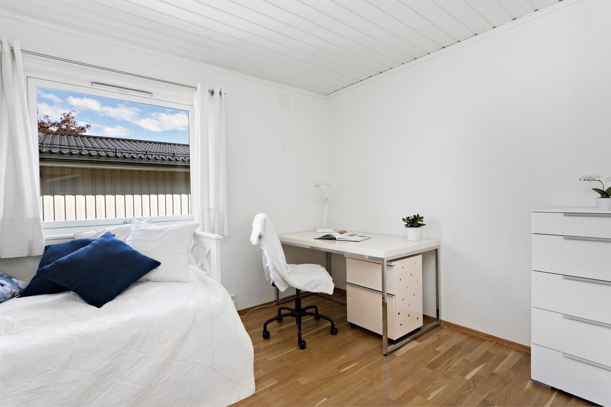 Soverom 3 - God plass til seng og annen innredning. Galleribilde