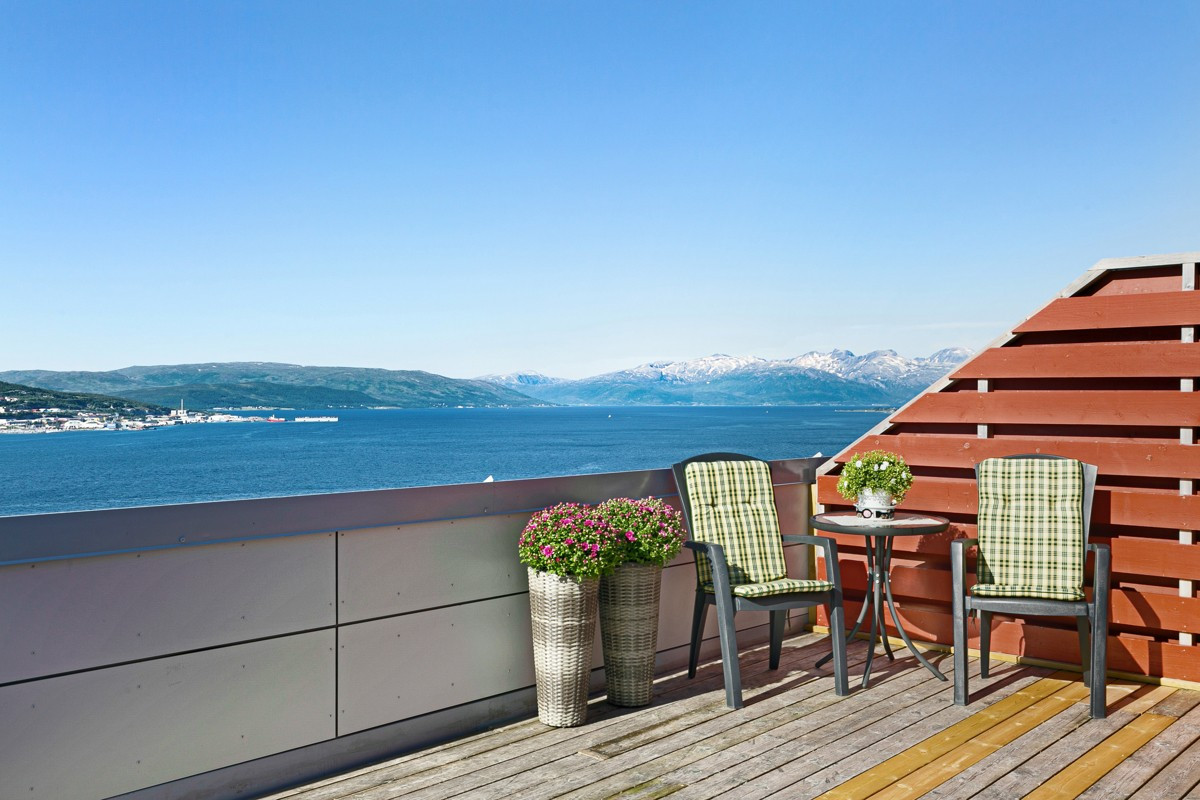 Fra boligens terrasse er det utsikt mot nordvest
