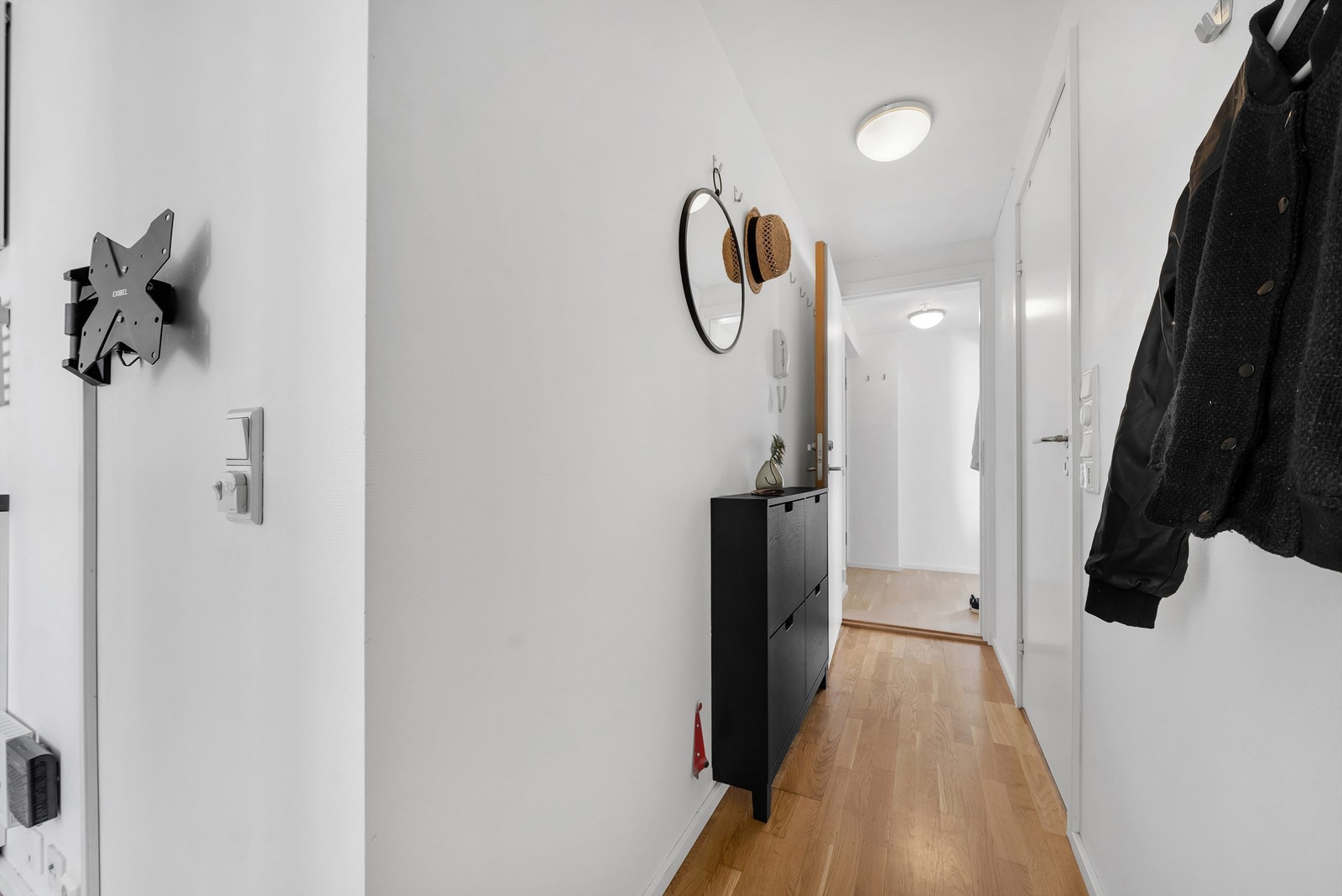 Inngangsparti hybeldel med skoskap og klesknagger Galleribilde