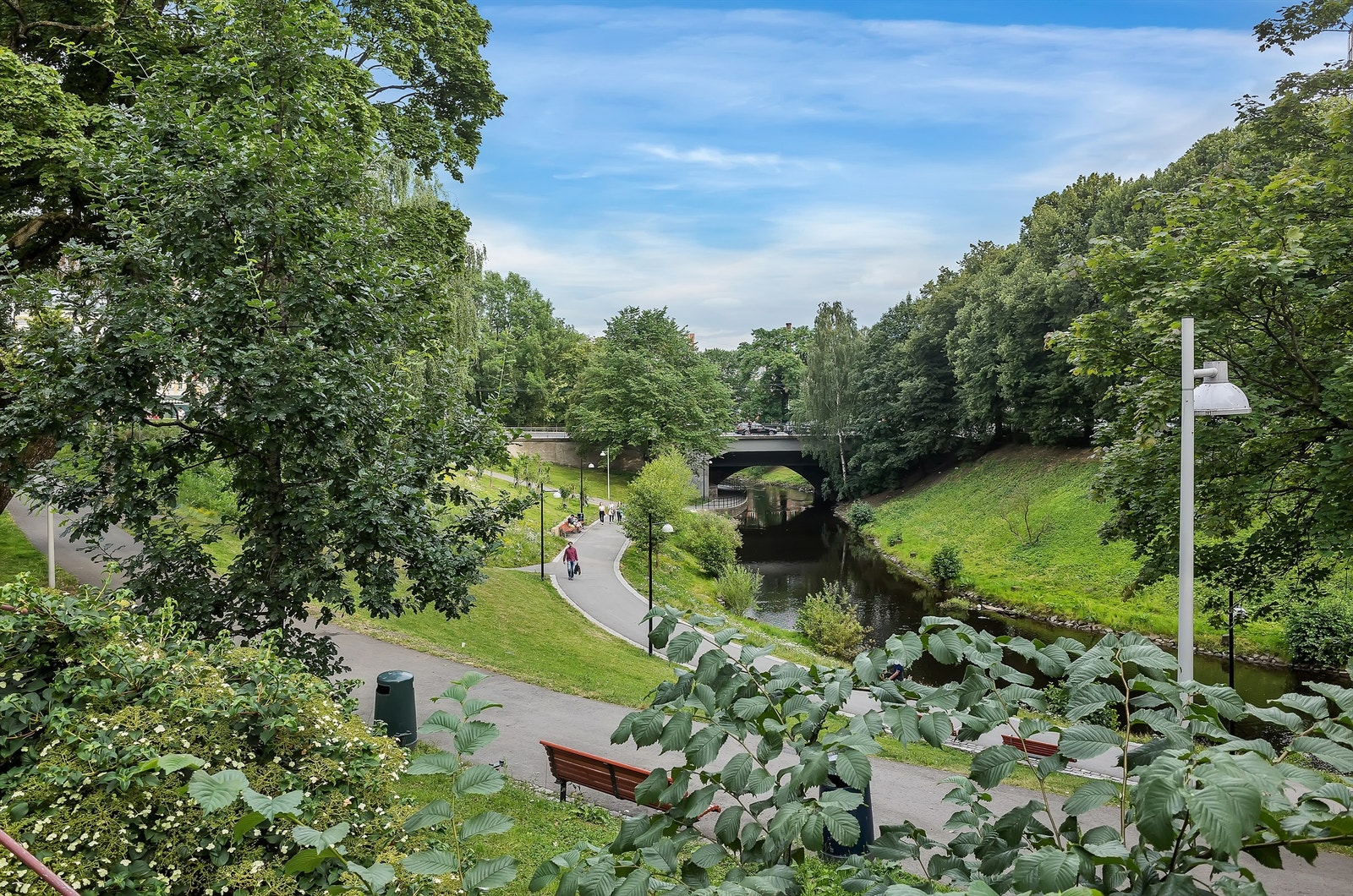 Tilgang til flotte grøntområder og turmuligheter i umiddelbar nærhet, som Botanisk hage, Sofienberg parken og gangvei langs Akerselva. Galleribilde