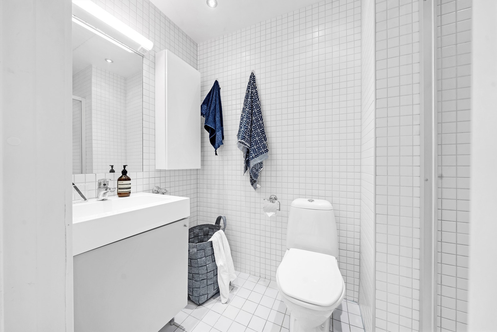 Pent bad med plass til klesvaskemaskin Galleribilde