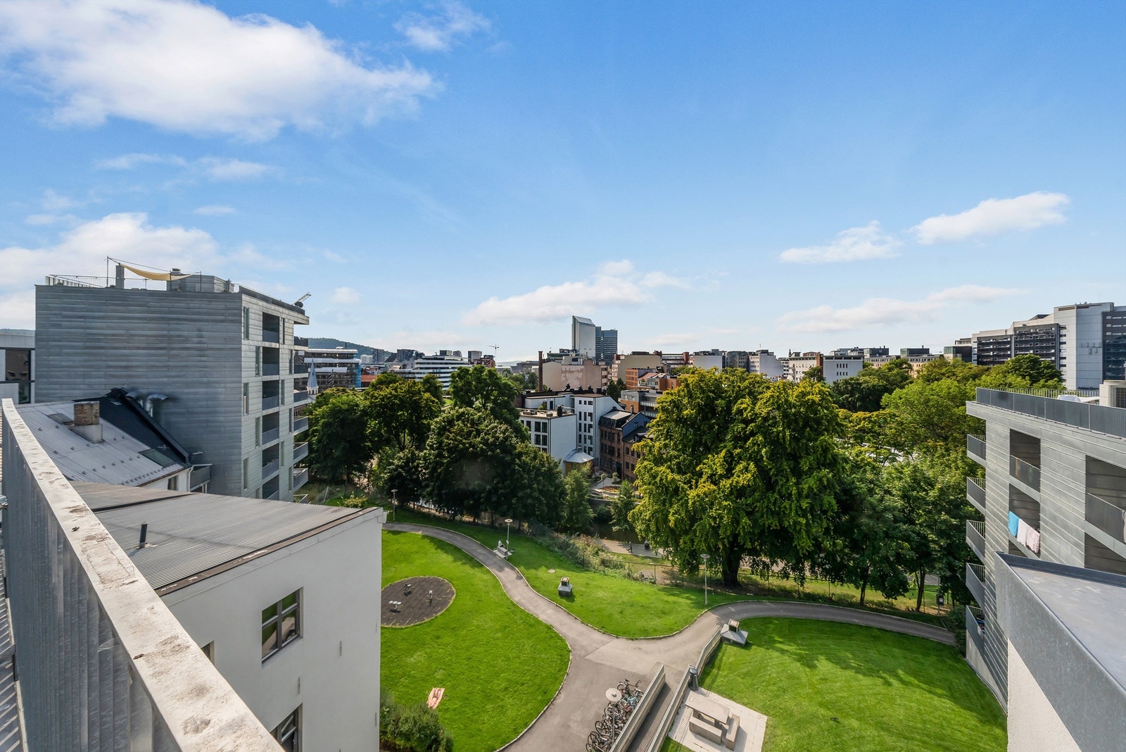 Takterassen er svært solrik og har fantastisk utsyn over Oslo Galleribilde