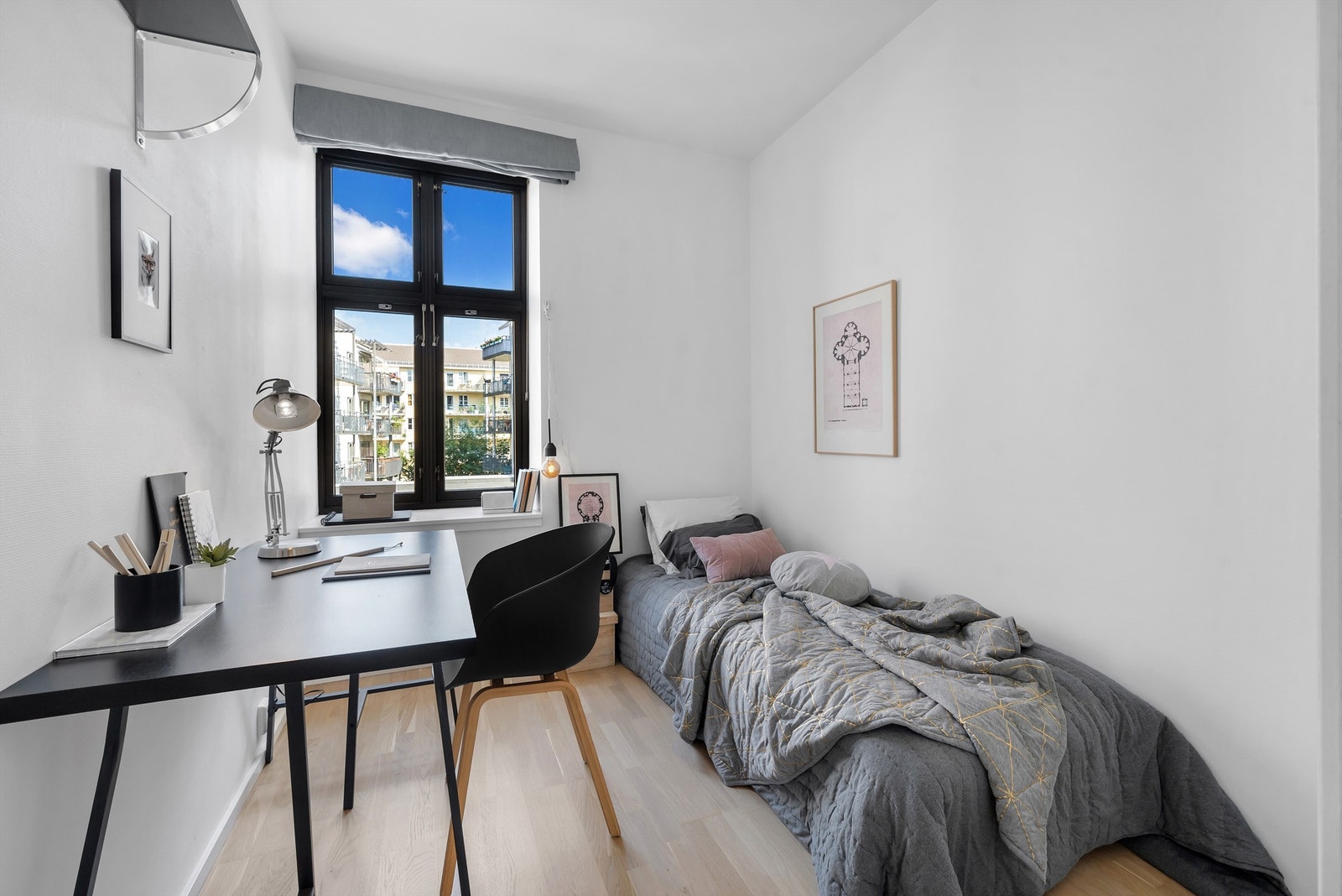 Soverom 2 med vindu med dyp karm Galleribilde