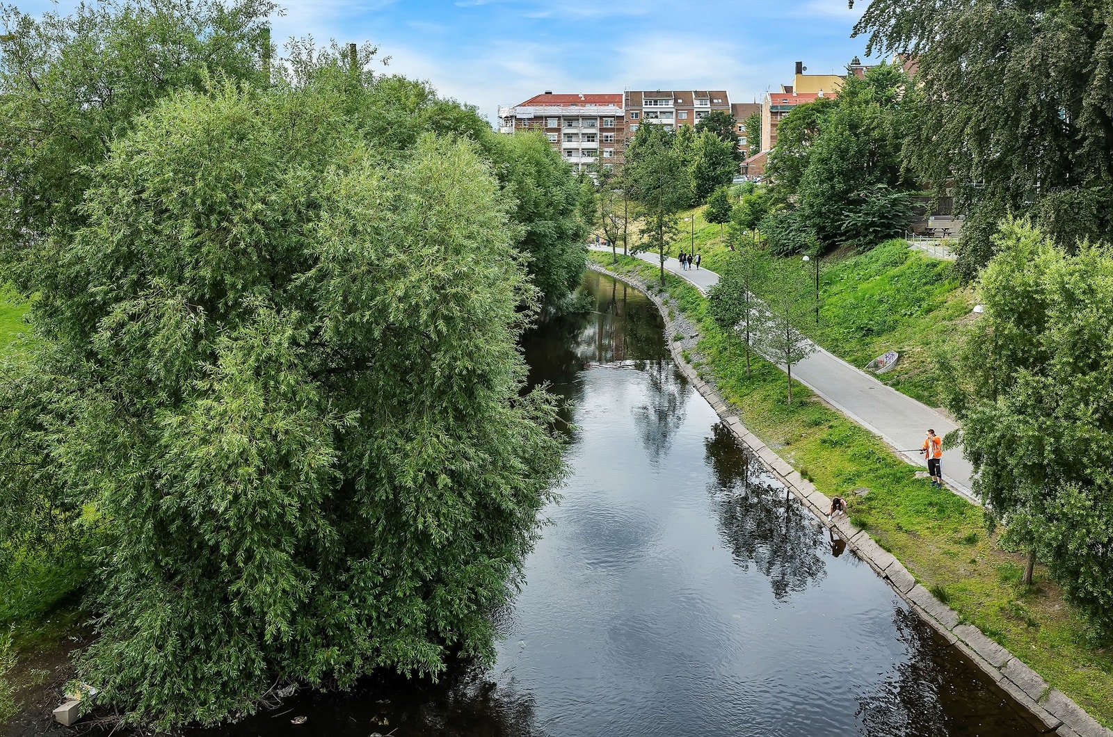 Akerselva med grønne turområder rett ved Galleribilde