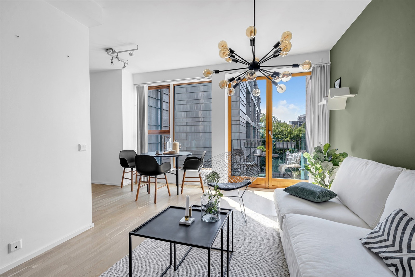 Rikelig med naturlig lys til stue via store vindusflater Galleribilde
