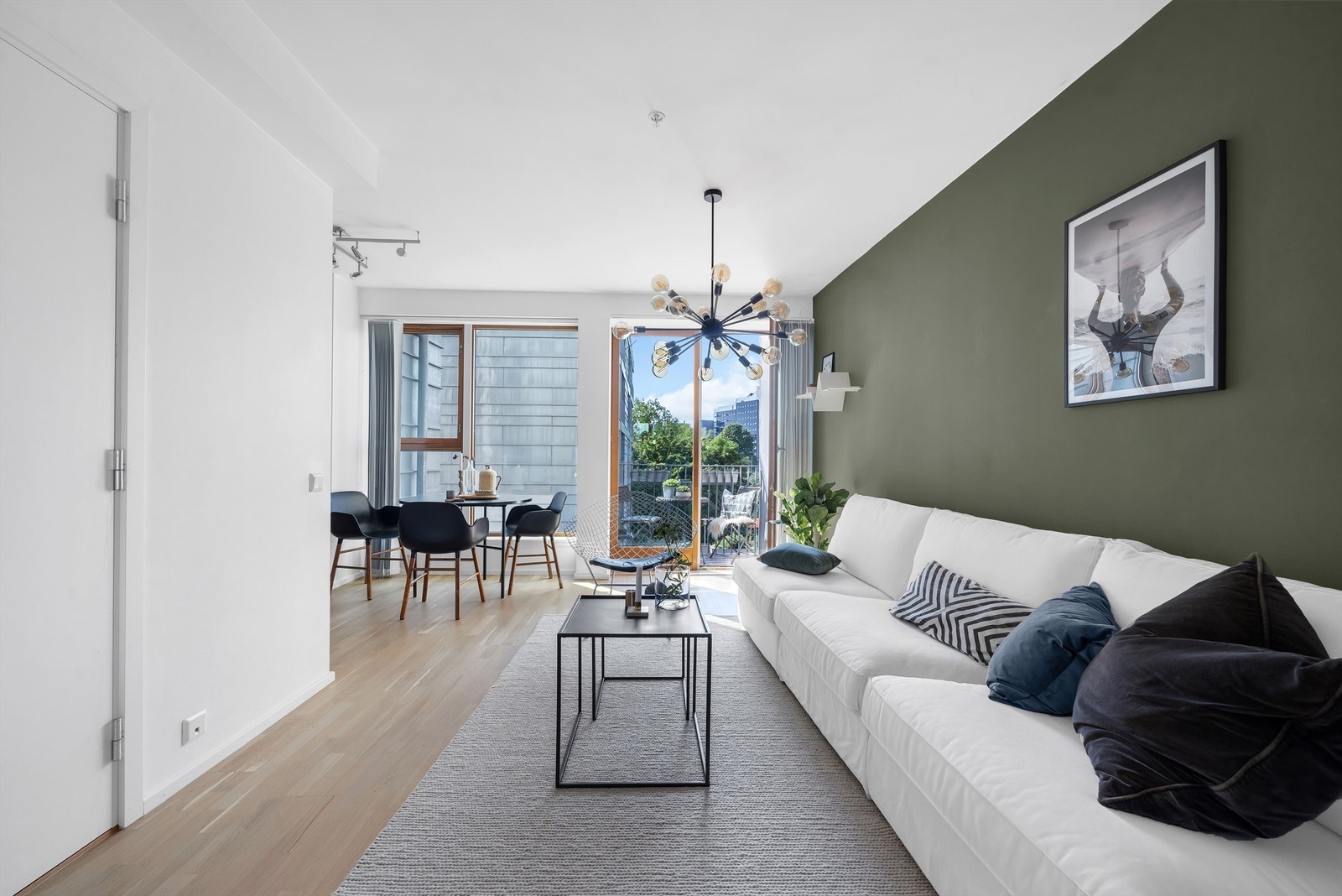 Nyt gode solforhold ved middagsbordet inne eller ute Galleribilde
