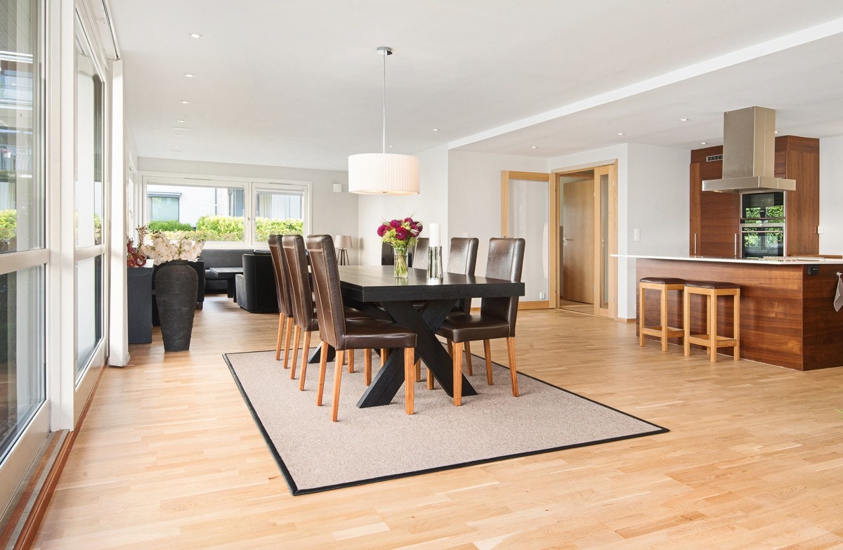 Kjøkkenet ligger i åpen løsning mot stuen med en kjøkkenøy som et naturlig skille mot stuedelen av rommet Galleribilde