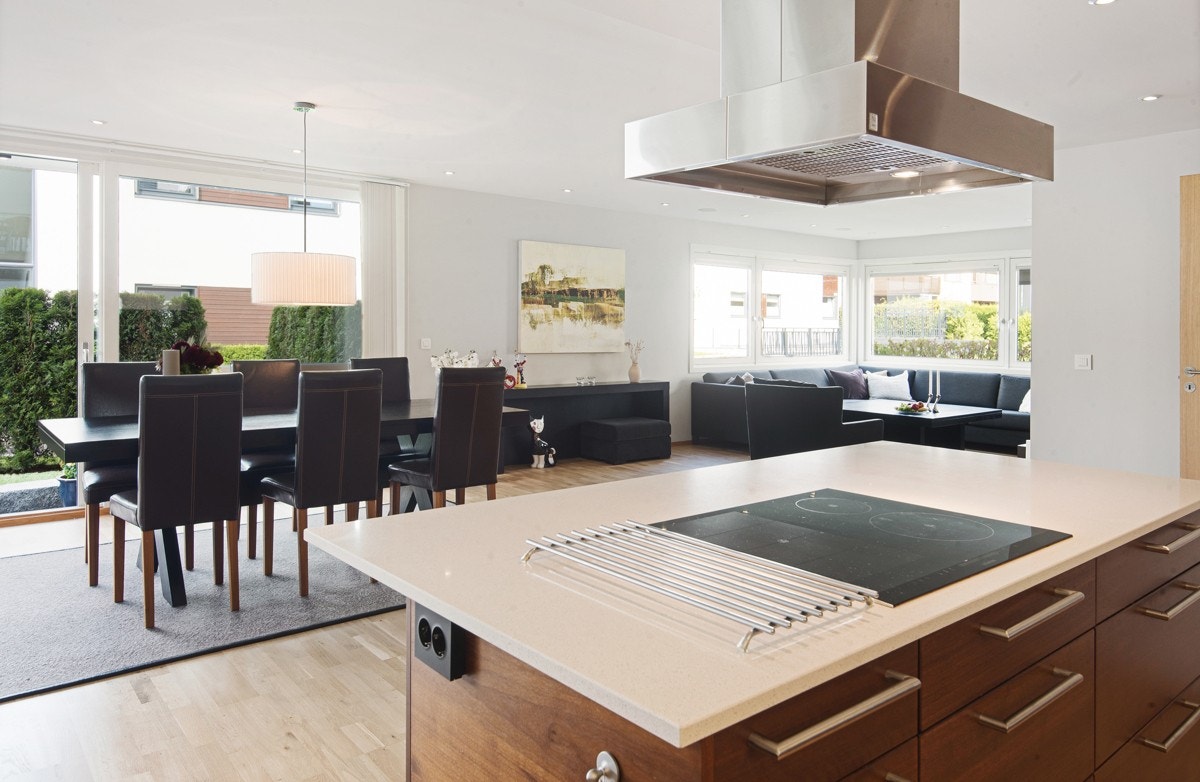 Over kokesonen er det en fritthengende ventilator med avtrekk til kanal Galleribilde