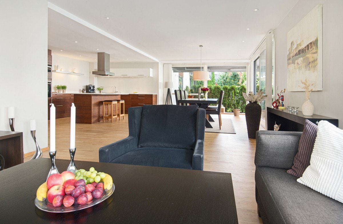 Stuen og spisestuen er et stort, nydelig rom med nyslipt trestavs eikeparkett, lyse vegger, og downlights i himling Galleribilde