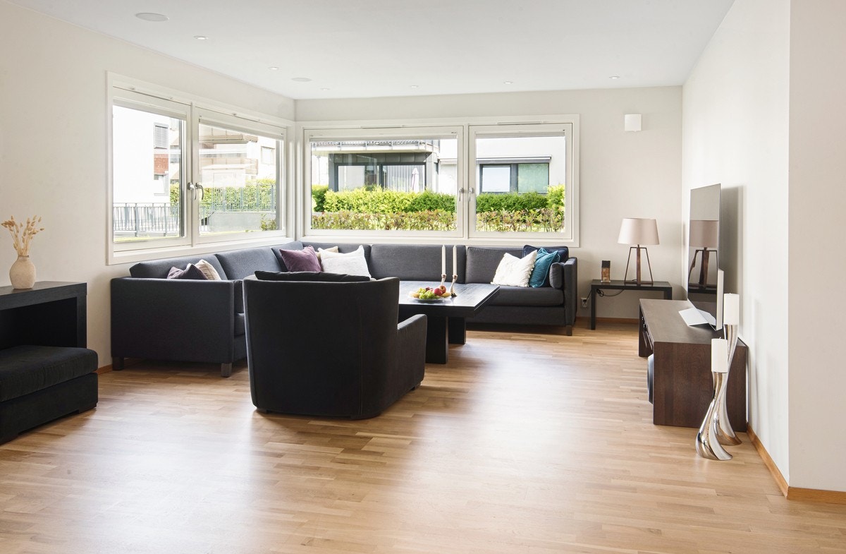 Rommet har god plass til sofahjørne og stort spisebord Galleribilde