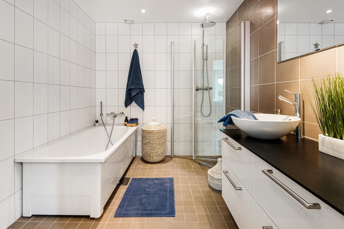 Leiligheten har to delikate bad, ett i tilknytning til hovedsoverommet Galleribilde