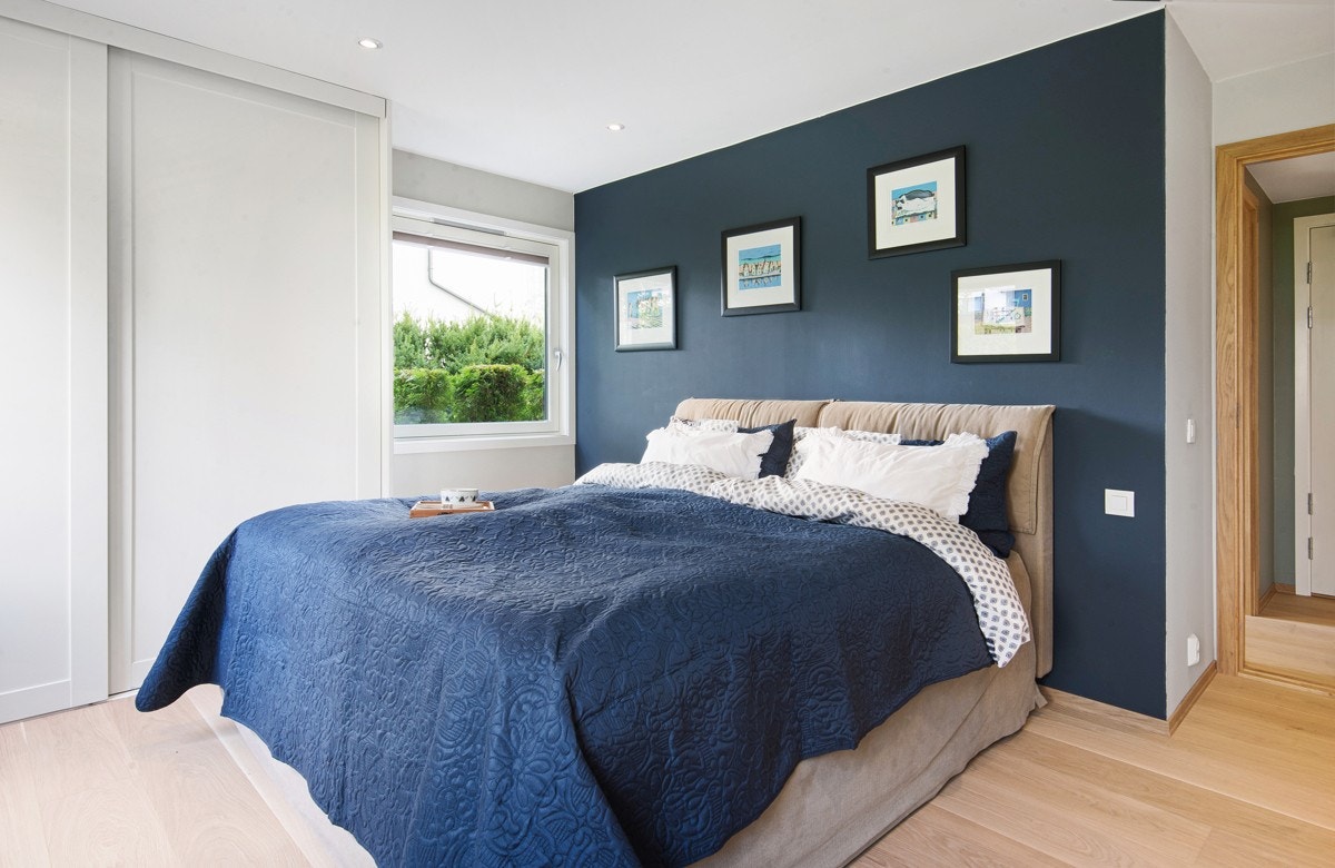 Leiligheten har tre pene soverom med enstavs Boen klikk eikeparkett, downlights, og gulvvarme Galleribilde