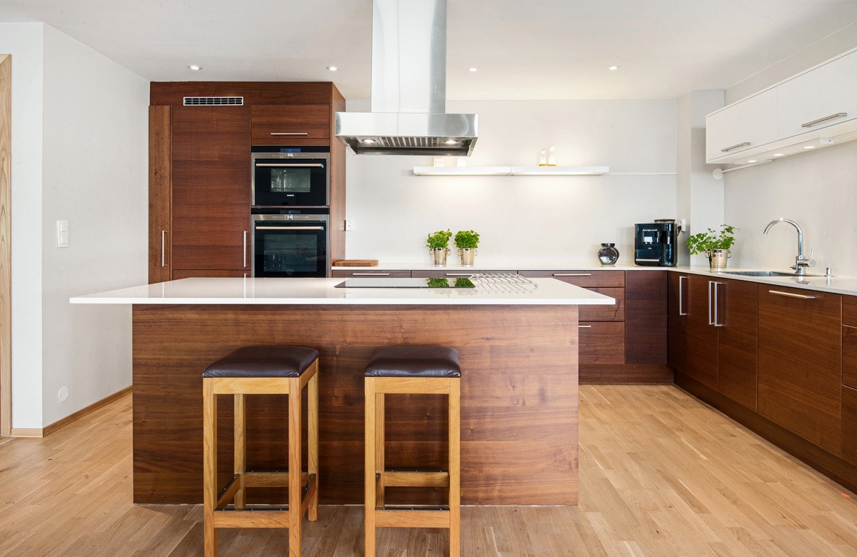 Kjøkkenet har rikelig med integrerte hvitevarer som medfølger handelen. Dette inkluderer induksjonstopp, stekeovn med pyrolyse, dampovn, oppvaskmaskin og kjøl/frys Galleribilde