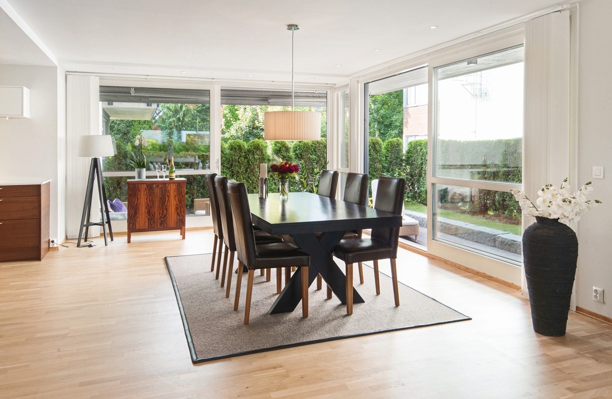 Stuen ligger mot spisestuedelen og har god plass til langbord Galleribilde