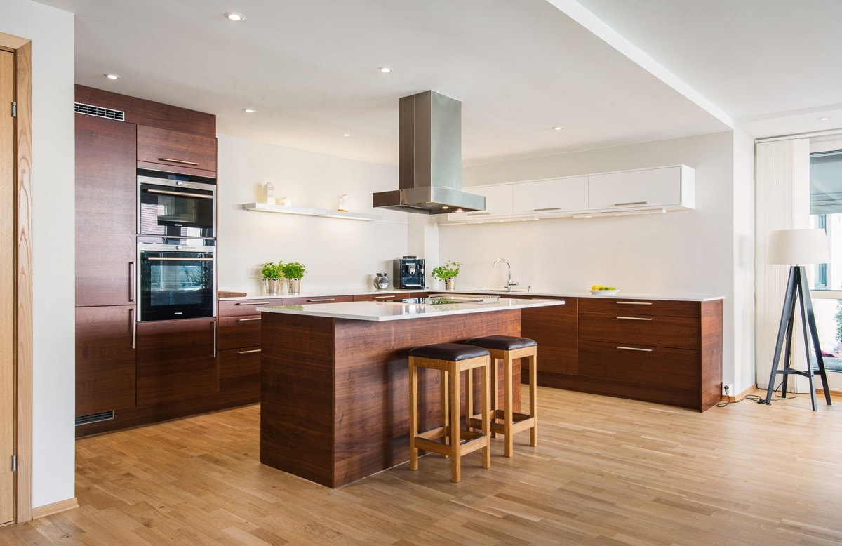 Over benken på den ene siden er det montert veggskap med hvite høyglansfronter (Uno palett premium unik) Galleribilde