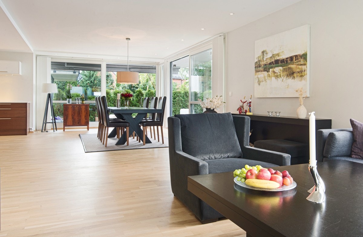 Gode vindusflater, flere fra gulv til tak, gir en luftig atmosfære og sørger samtidig for rikelig med naturlig lys Galleribilde