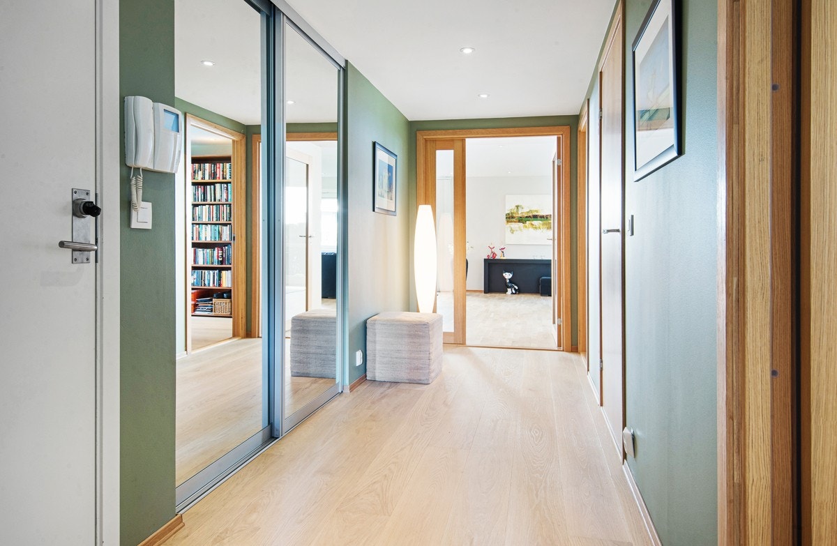 Entreen har gulvvarme og romslig skyvedørsgarderobe Galleribilde