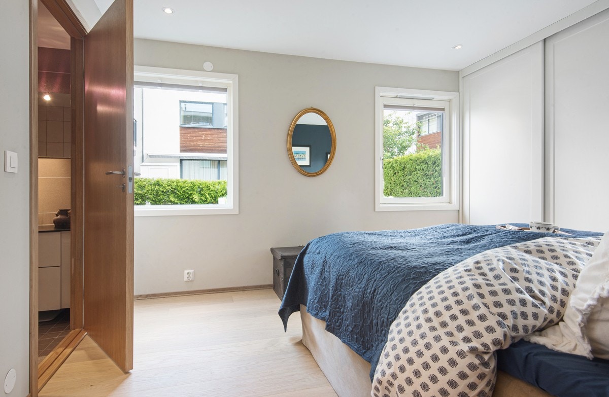 Hovedsoverommet har direkte adkomst til badet, og har i senere tid fått to skyvedørsgarderober med hvite fronter Galleribilde