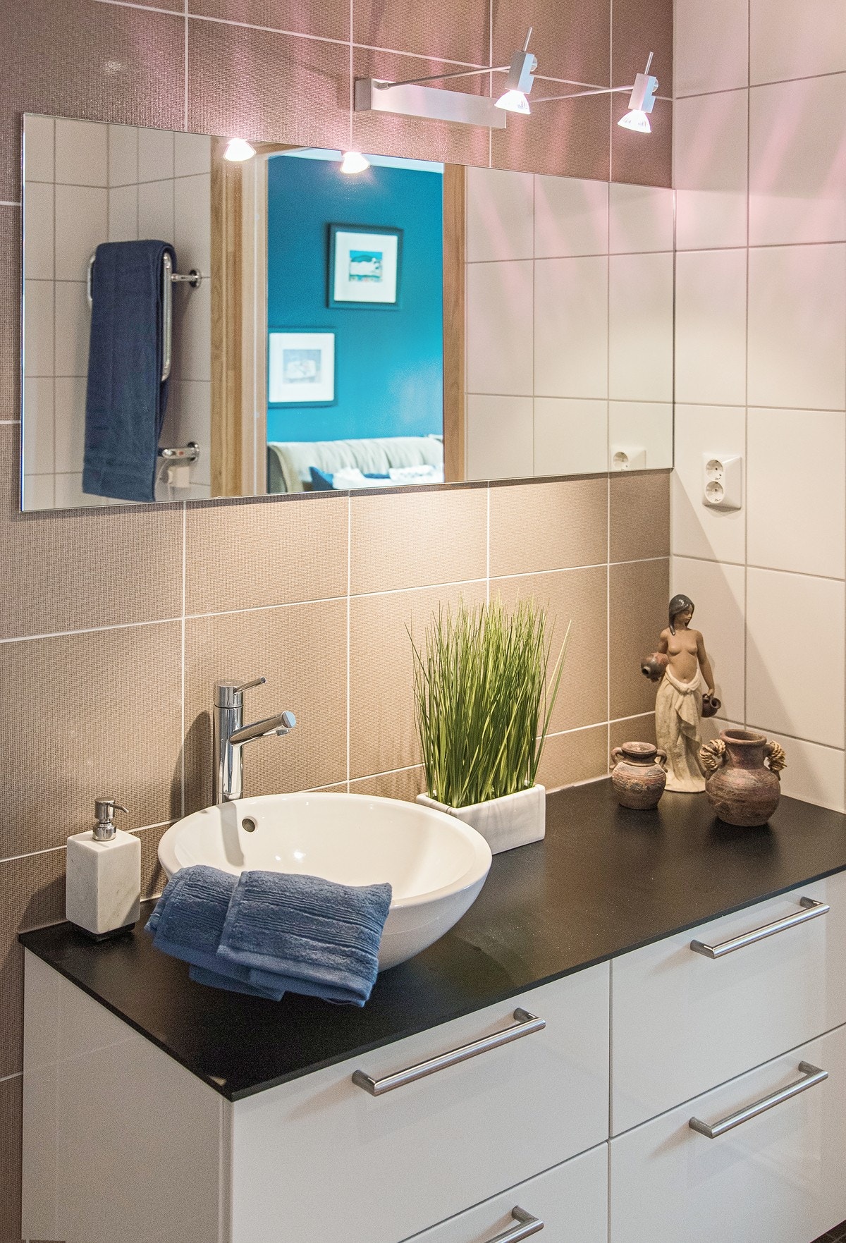 Dette badet har gulvvarme, veggmontert toalett, badekar og dusjhjørne Galleribilde