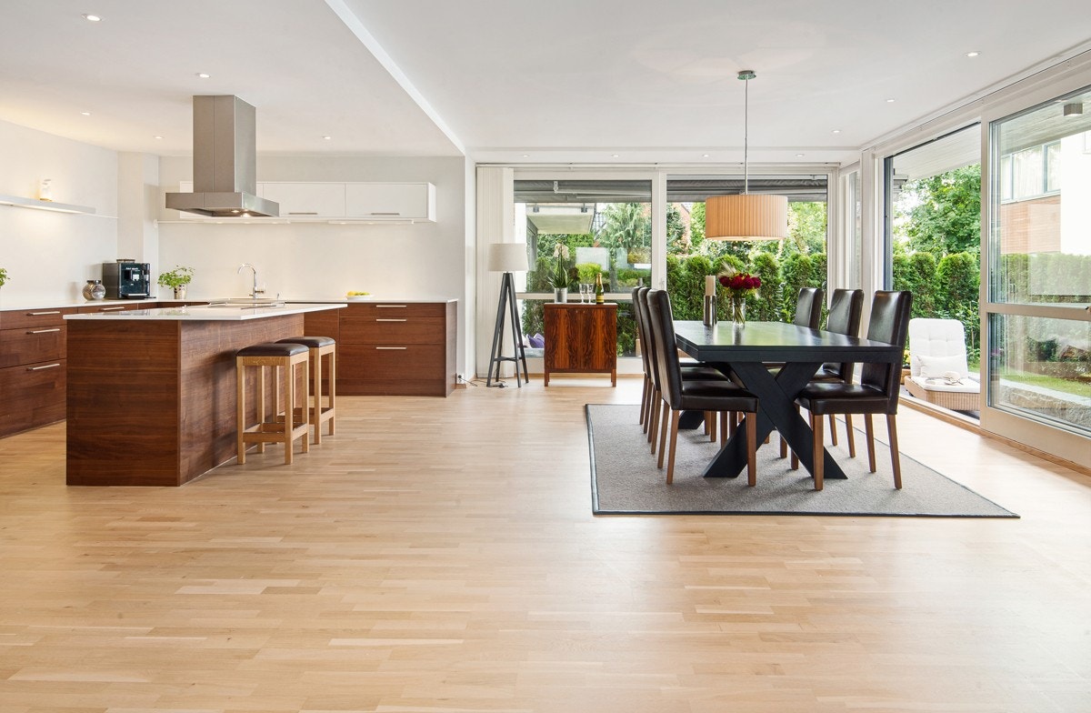 Nicoline Borg Halden og Lars Ryen ønsker velkommen til Holmenveien 12 Galleribilde