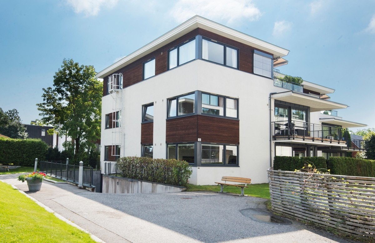 Eiendommen ligger i et attraktivt, sentralt og rolig boligområde på Vinderen i Oslo, med umiddelbar nærhet til skoler, barnehager, offentlig kommunikasjon, samt et rikt utvalg av fasiliteter og servicetilbud Galleribilde