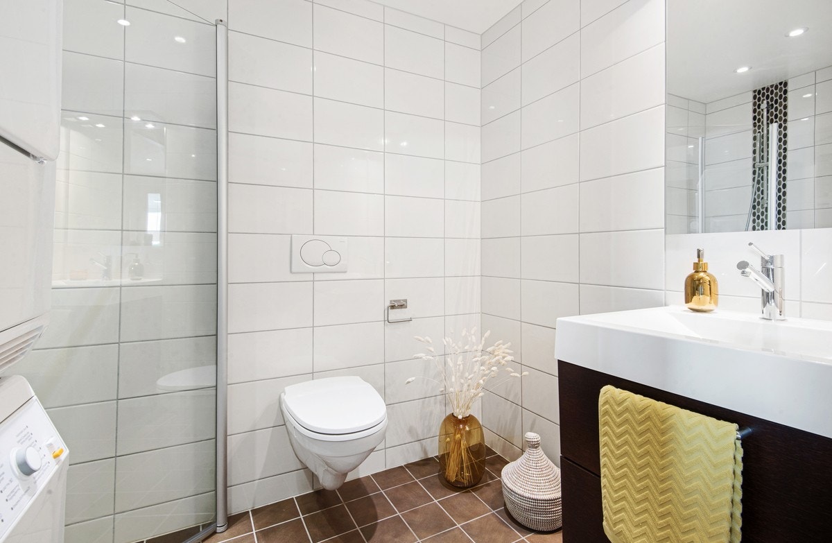 Det andre badet har opplegg for vaskemaskin og tørketrommel Galleribilde