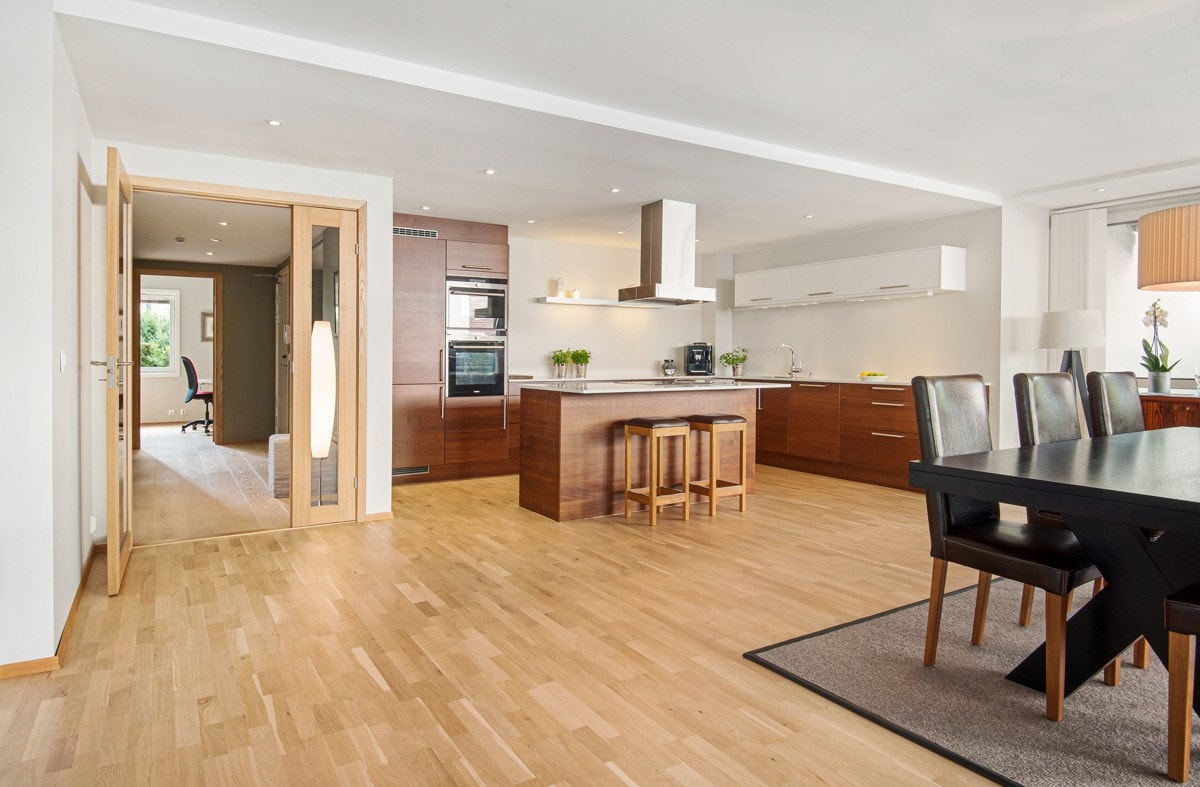 Den takhøye innredningen fra Sigdal er av god kvalitet og har brune, glatte fronter, hvite benkeplater i silestone, og nedfelt kum i rustfritt stål Galleribilde