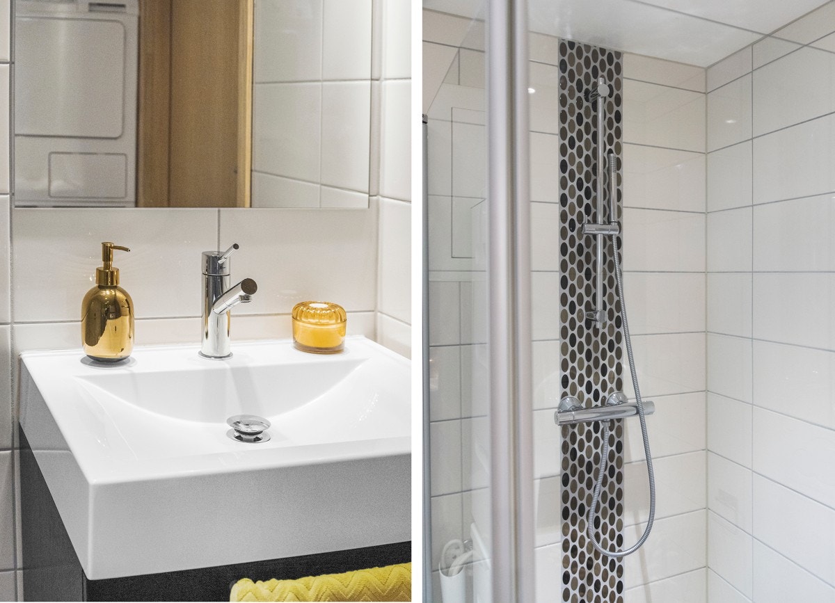 Innredningen gir et pent inntrykk og har skuffefronter i laminat med eikestruktur (Sigdal Amfi Mokka), heldekkende hvit servant, speil og belysning Galleribilde