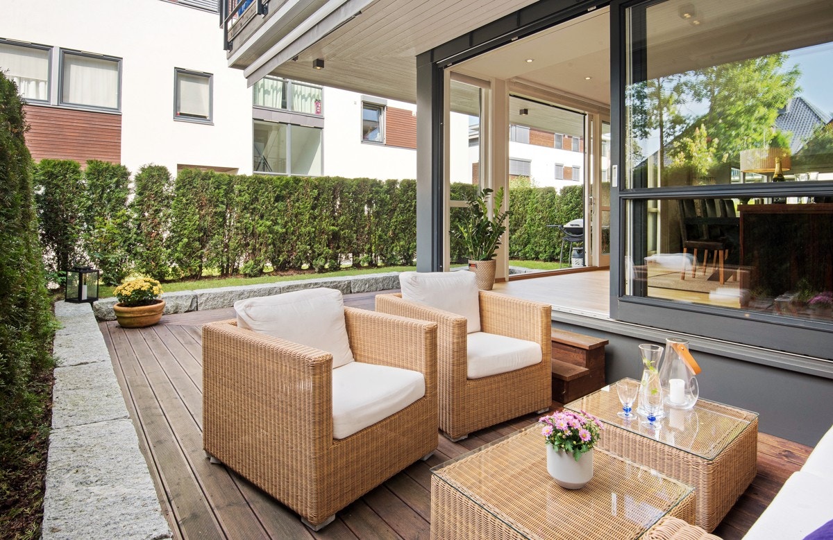 Leiligheten har to utganger fra stuen til en herlig, sydvestvendt markterrasse på ca. 25 kvm Galleribilde