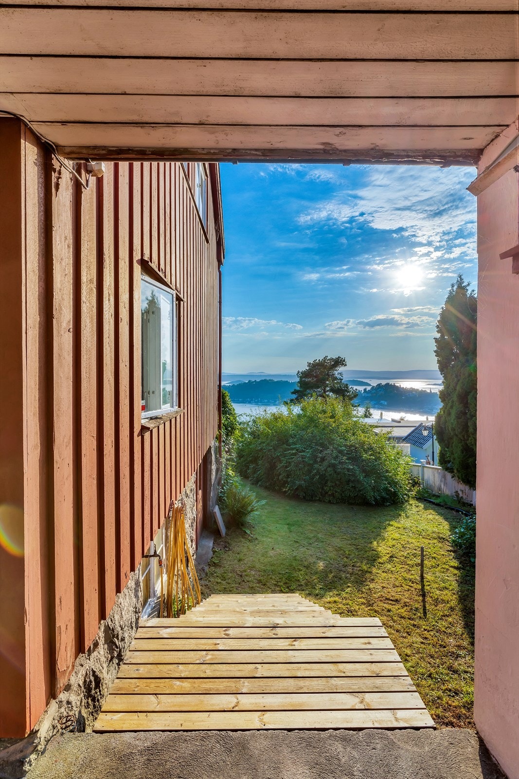 Mellom huset og garasjen Galleribilde