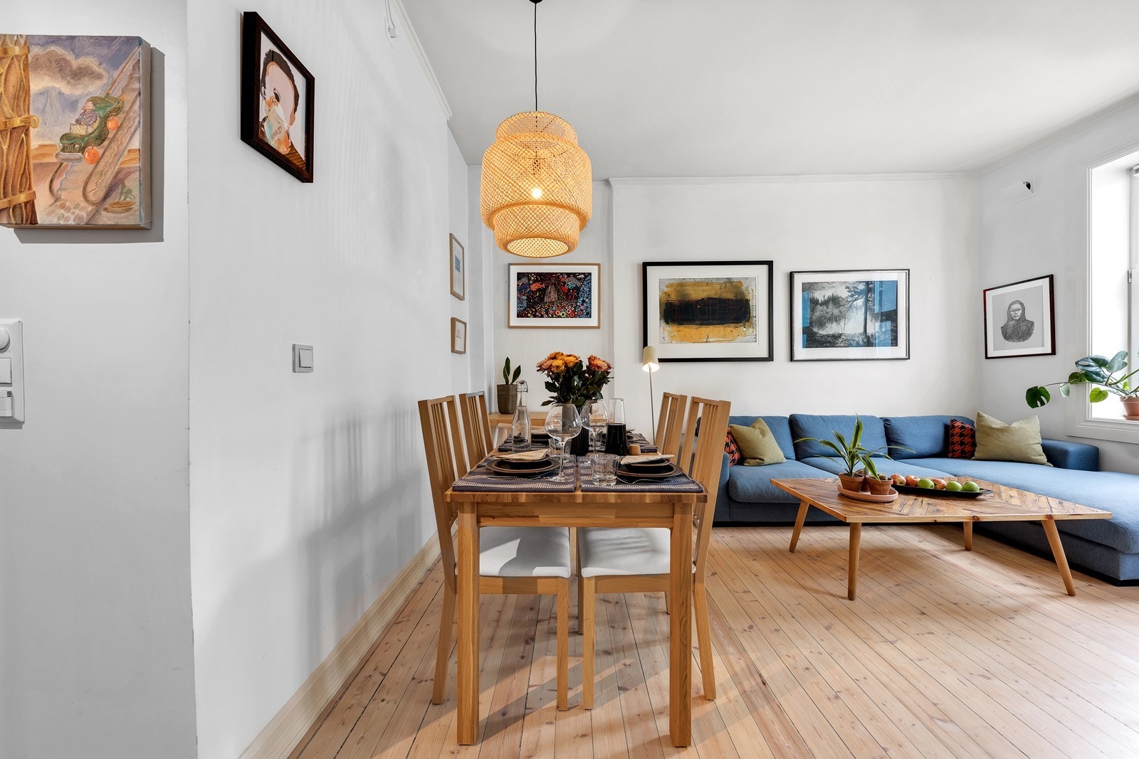 I den romslige stuen har man plass til både spisebord, sofagruppe og arbeidspult Galleribilde