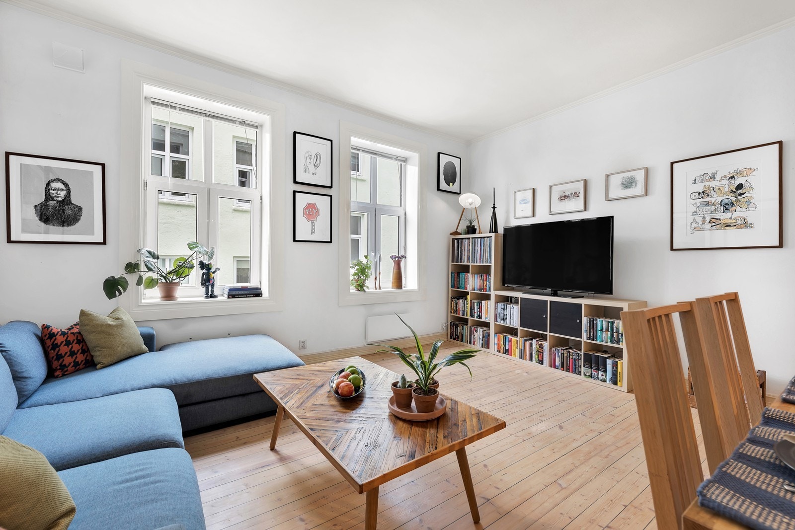 Store vinduer som slipper inn godt med lys og som gir rommet en lun og behagelig atmosfære Galleribilde