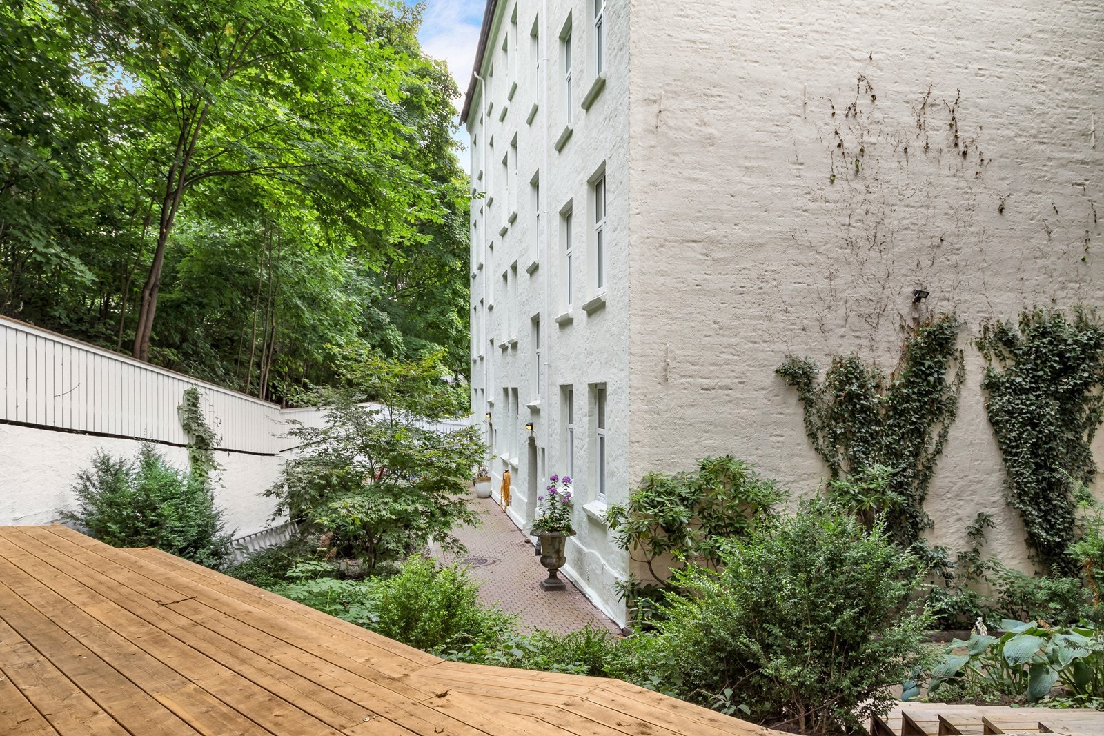 På den arkitekttegnende terrassen kan deilige sommerdager nytes Galleribilde
