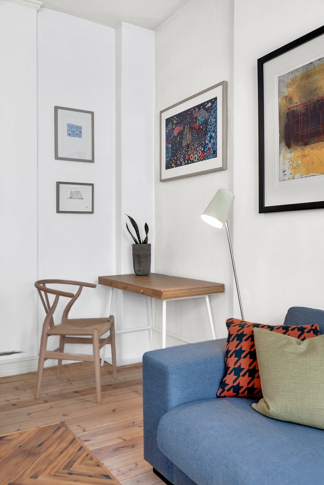 I stuen er det også rom for en liten kontorpult Galleribilde