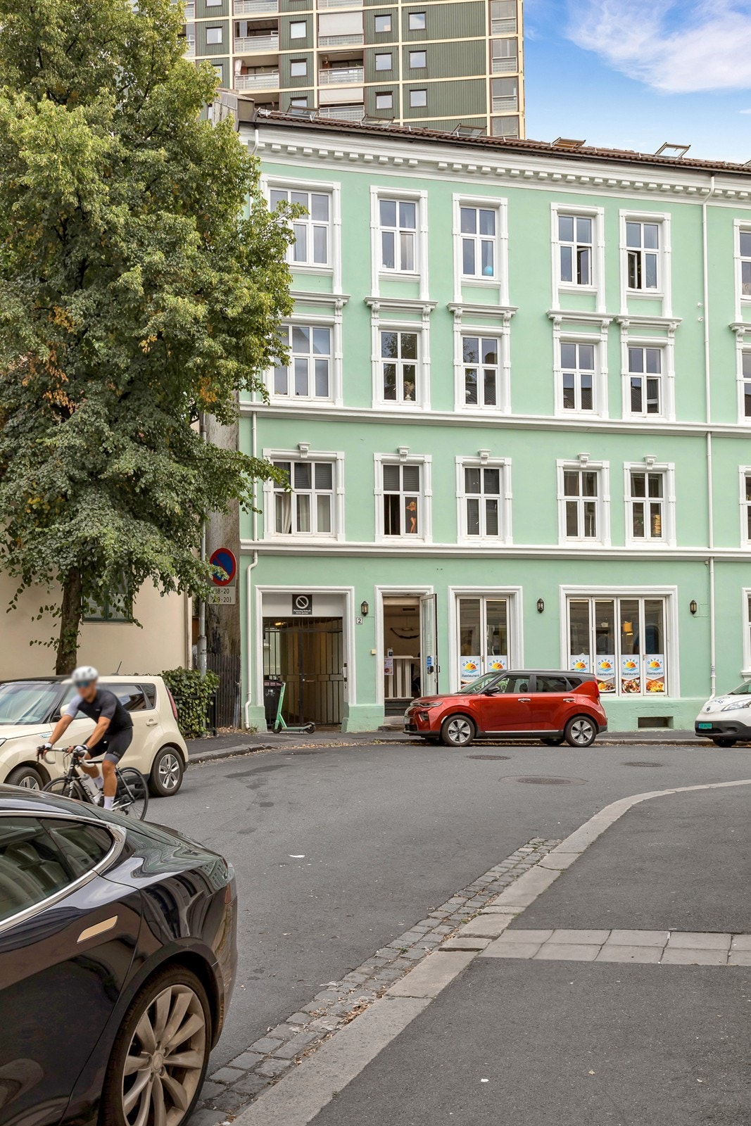 Fasaden på borettslaget ble rehabilitert i 2018 og fremstår svært delikat Galleribilde