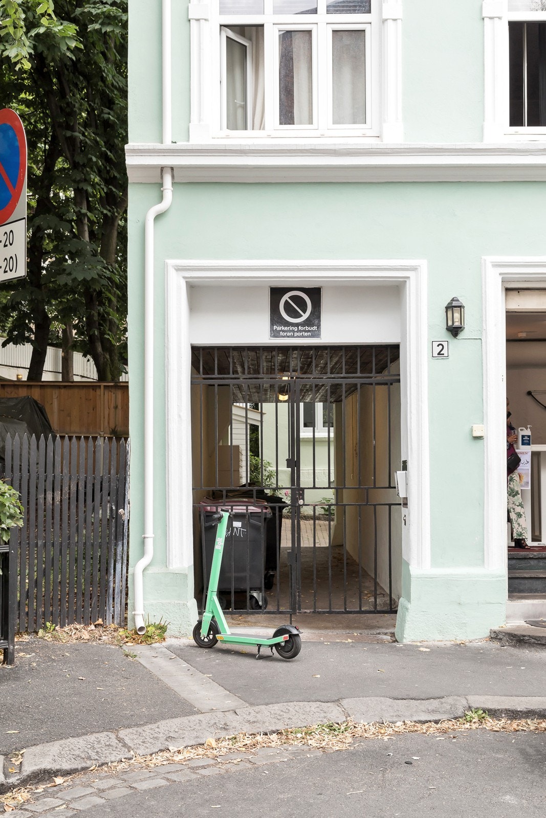 Felles inngangsparti, leiligheten ligger skjermet i indre bygård Galleribilde