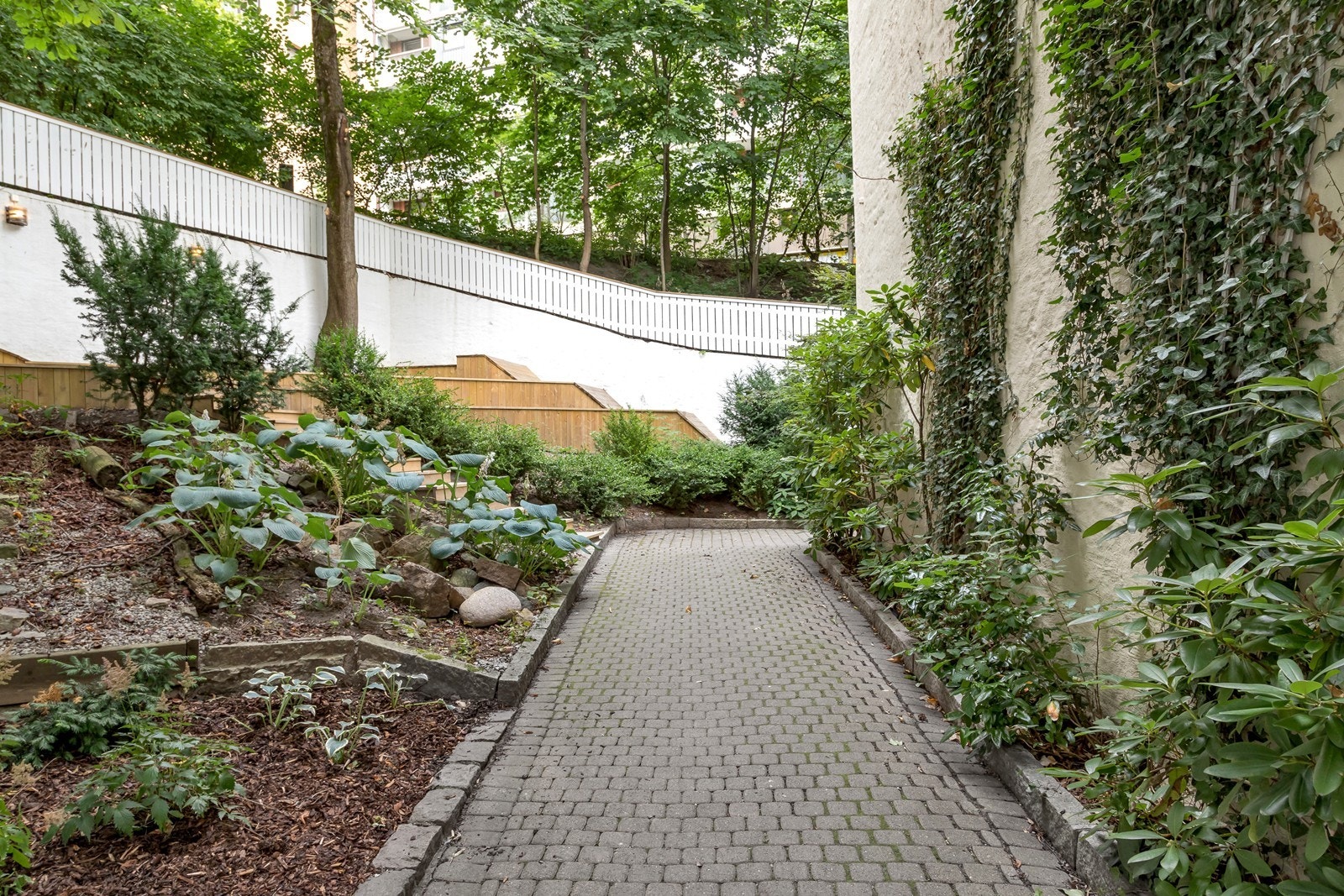 Hyggelige fellesområder med flott beplantning og sittegrupper Galleribilde