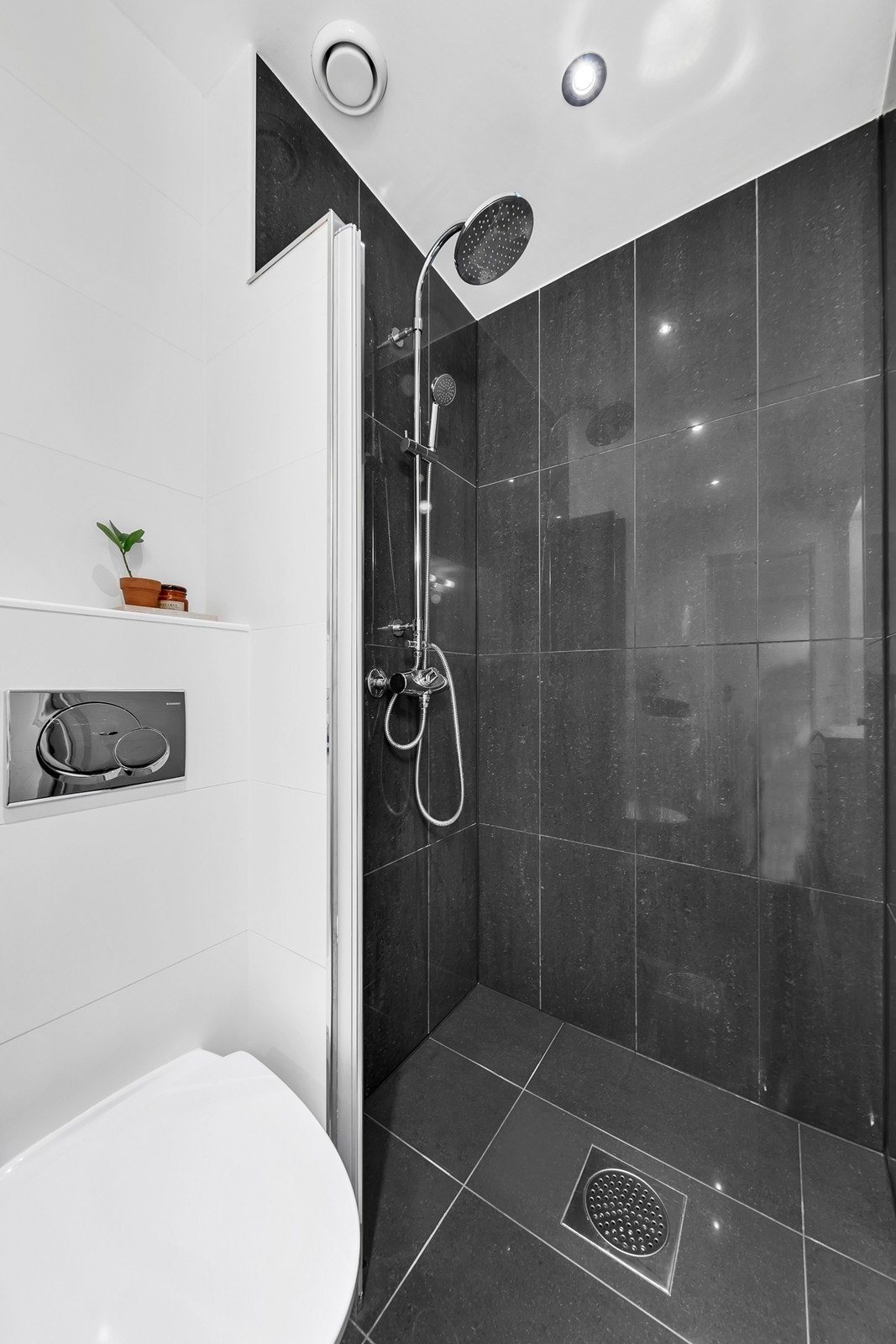Badet er av god størrelse og fremstår som meget pent Galleribilde