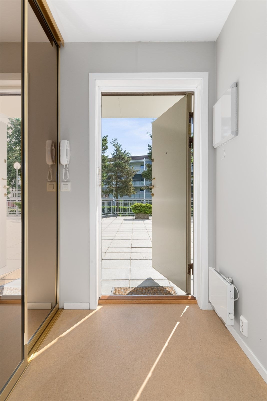 Romslig skyvedørsgarderobe i entréen. Galleribilde