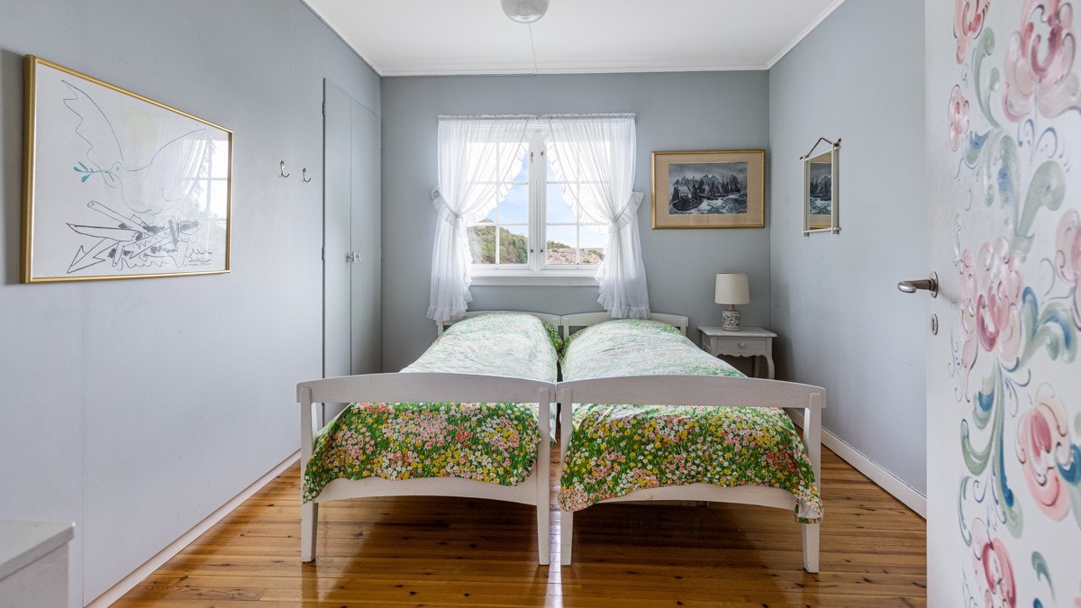 Hovedhytta har fire soverom. To av soverommene er svært romslige med god plass til flere sengeplasser. Galleribilde