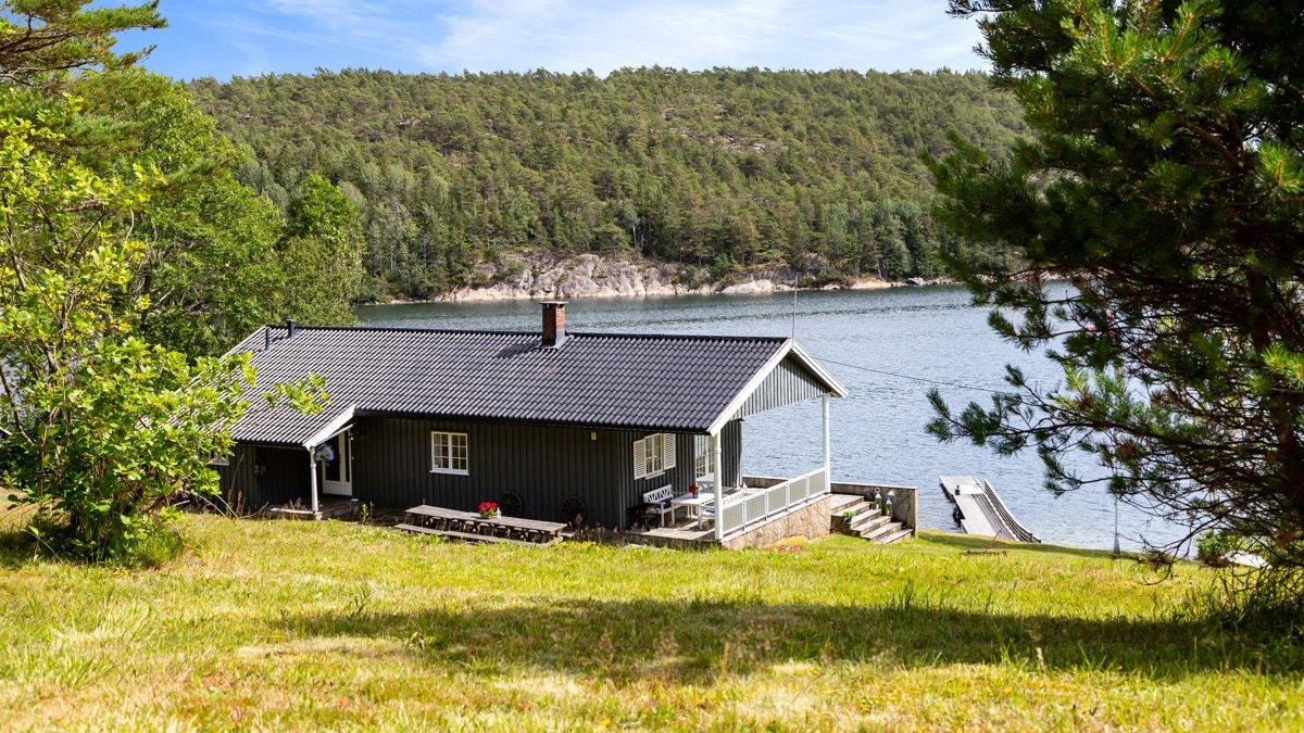 Alt ligger til rette for aktiviteter som krabbefisking fra brygga, bygging av trehytte i skogen eller morgenbad på din egen strand. Galleribilde