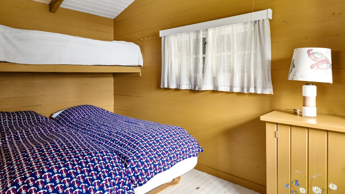 Vegger og bjelker er malt i en gyllen tone, som står i fin kontrast til det hvitmalte gulvet, taket og vinduene. Galleribilde