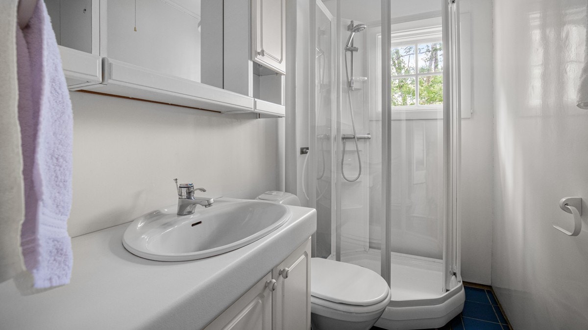 Med innlagt vann, og både dusj og toalett, får du god komfort på hytta. Galleribilde