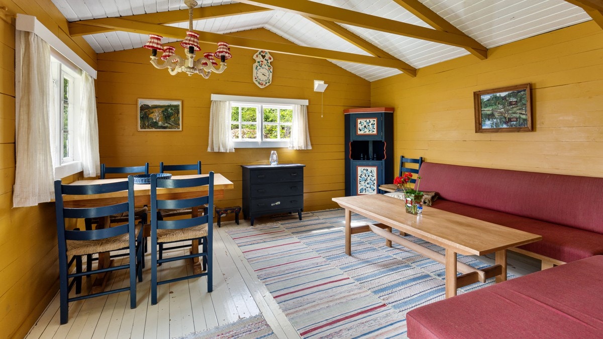 I den ene gjestehytta er det en stue med sovesofa, to soverom og toalett, som til sammen gir seks soveplasser. Galleribilde