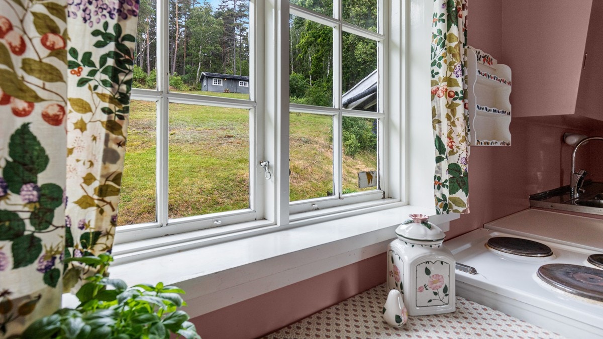 Et stort vindu slipper lyset inn og gir rommet en lun atmosfære. Galleribilde