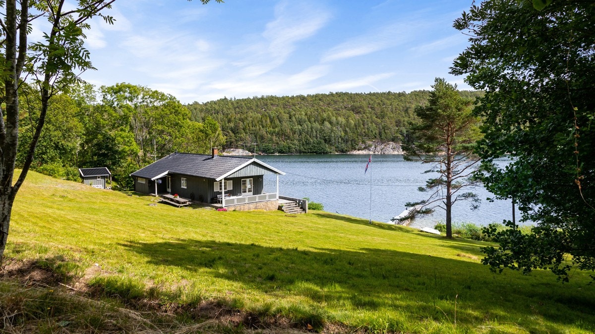 Her er det skog, sjø, strand, svaberg og brygge. Galleribilde