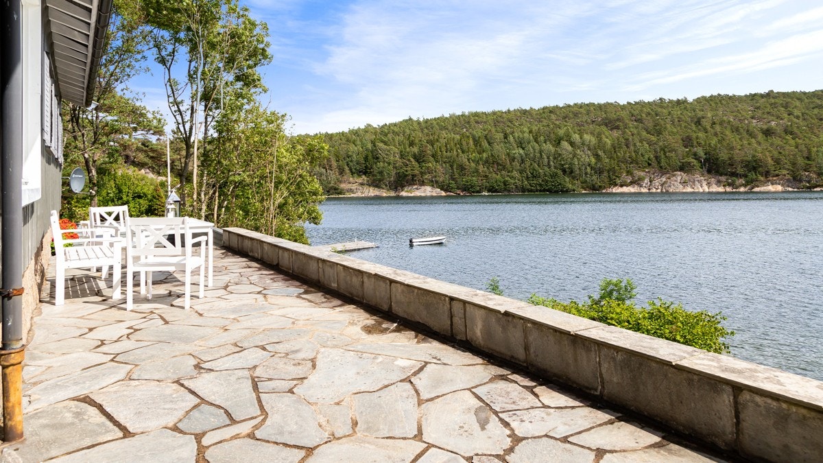Fra stuen er det utgang til boligens terrasse. Galleribilde